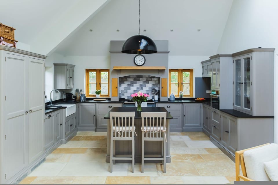 The Old Stables - Cotswolds Country Retreat With Shepherd s Hut House in Cotswold District
