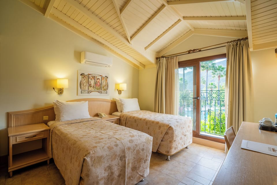 Deluxe Room | Premium bedding, minibar, in-room safe, blackout drapes
