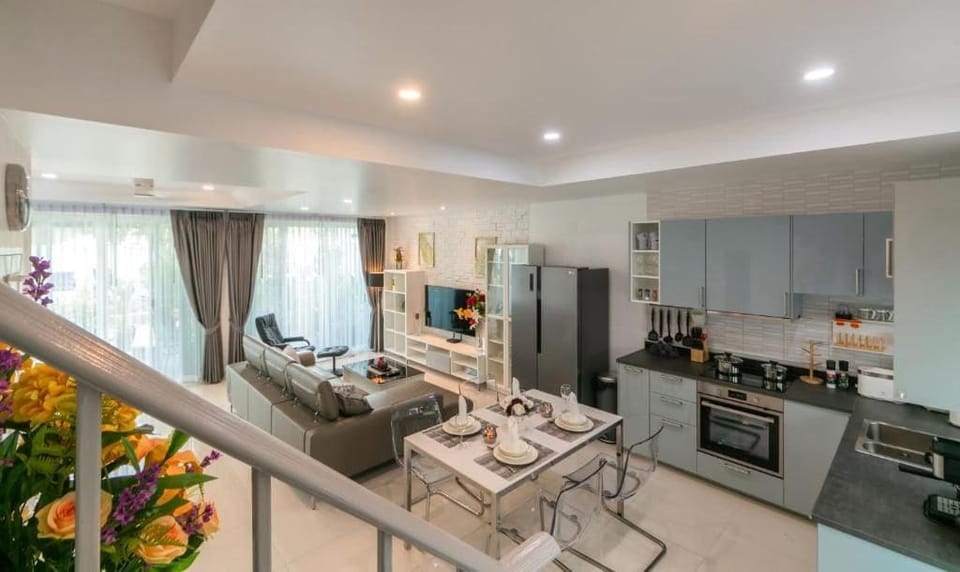 Townhome, 2 Bedrooms, Non Smoking, Balcony | Private kitchen