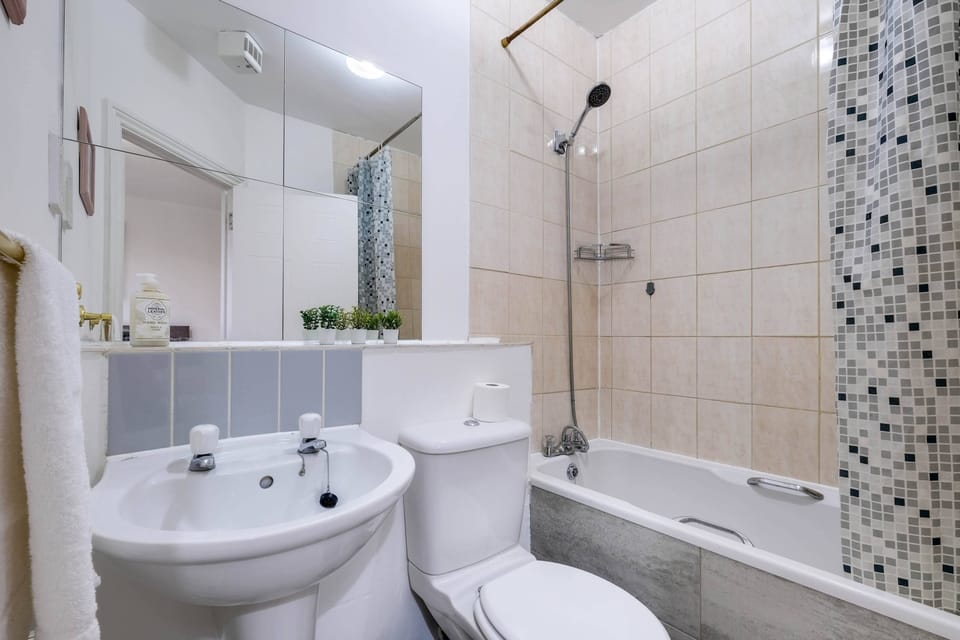 4-Bed House with Garden in Thamesmead House in London