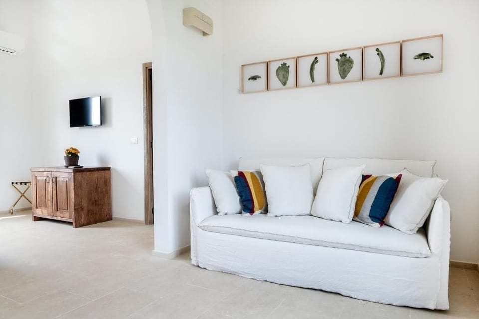 Deluxe Quadruple Room, Patio, Garden View | Living area