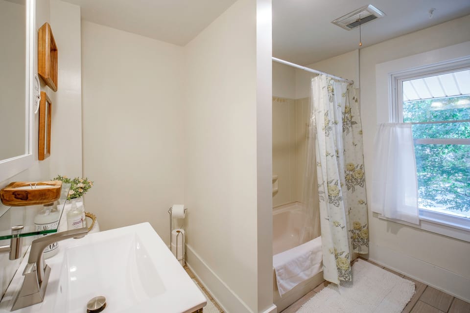 Hot Tub Haven in Wooster: Walk to Shops & Eats! Cottage in Wooster