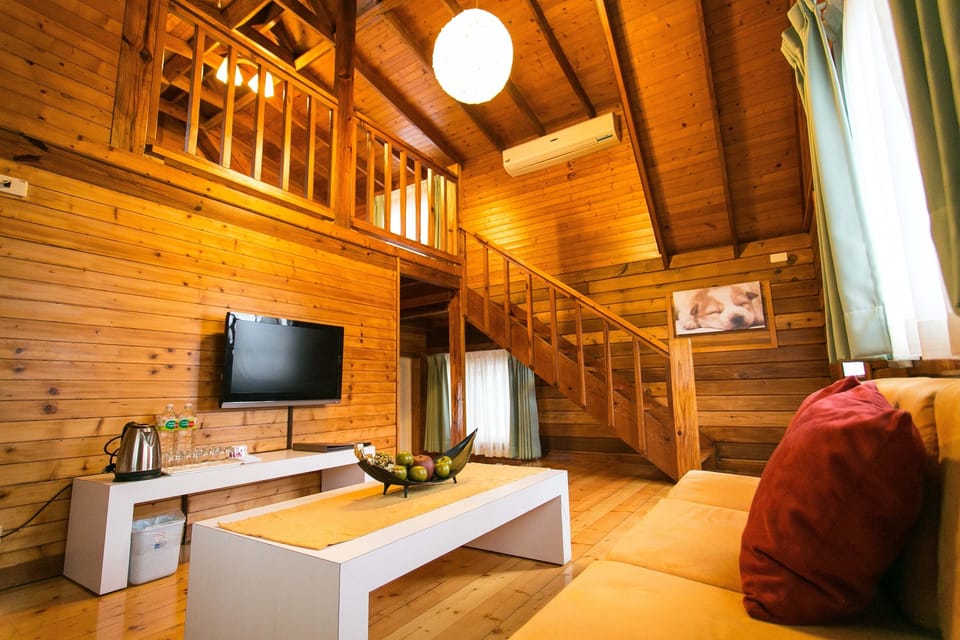 Happy Family Villa, Mezzanine | Living room | LED TV
