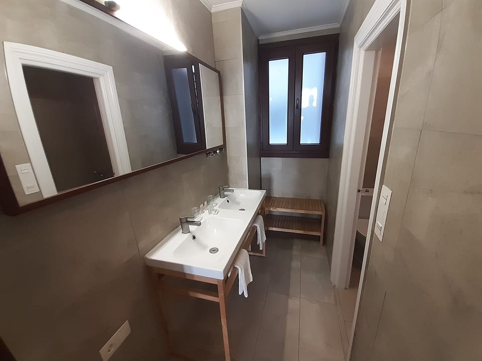 Superior Double Room | Bathroom | Bathtub, deep soaking tub, free toiletries, hair dryer