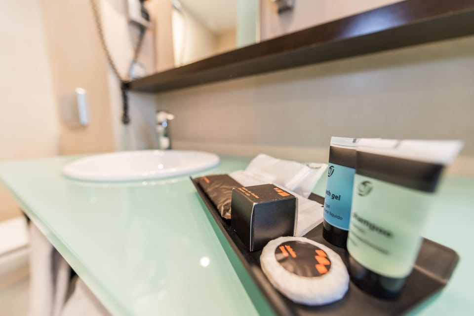 Combined shower/tub, deep soaking tub, free toiletries, hair dryer