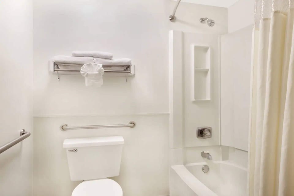 Combined shower/tub, towels