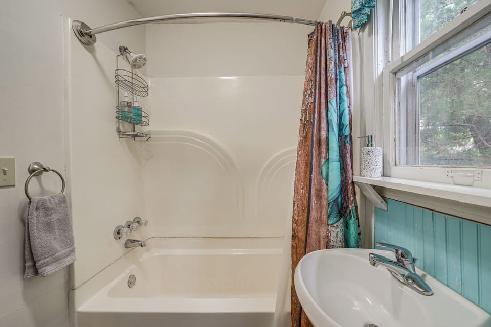 Cozy, Convenient! Tulsa Stay Near Dtwn & Route 66 Cottage in Tulsa