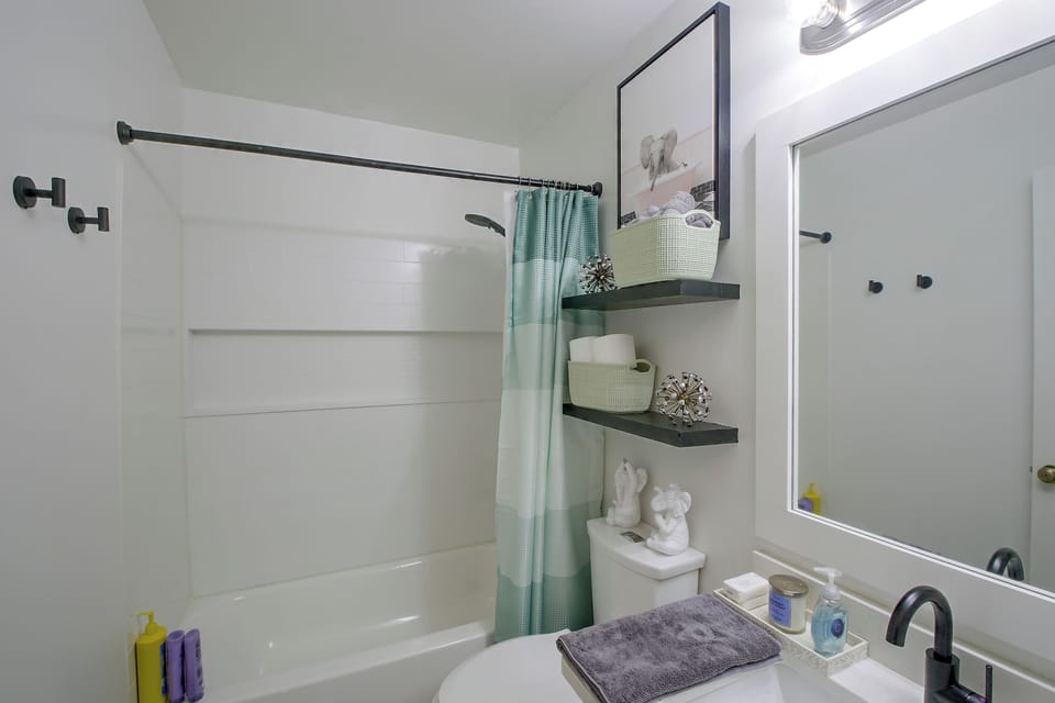 10 Mi to Dtwn Little Rock! Patio & Fire Pit Cottage in Little Rock