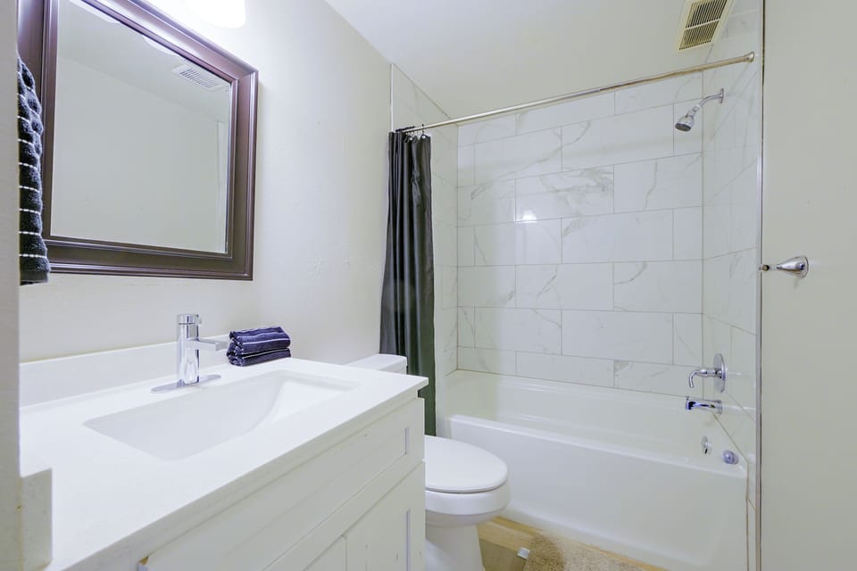 3 Mi to Olympia! Apt w/ Shared Laundry Apartment in Olympia