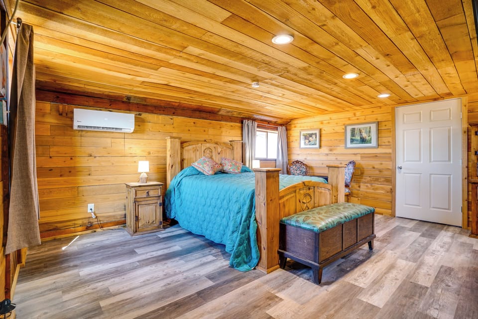 6-acre Barndominium Escape, 6 Mi to Lake Cleburne! Apartment in Cleburne
