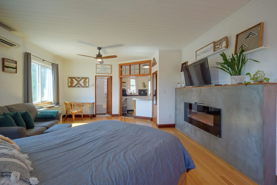 Charming Couple's Gem in Duluth w/ Enclosed Porch Apartment in Superior