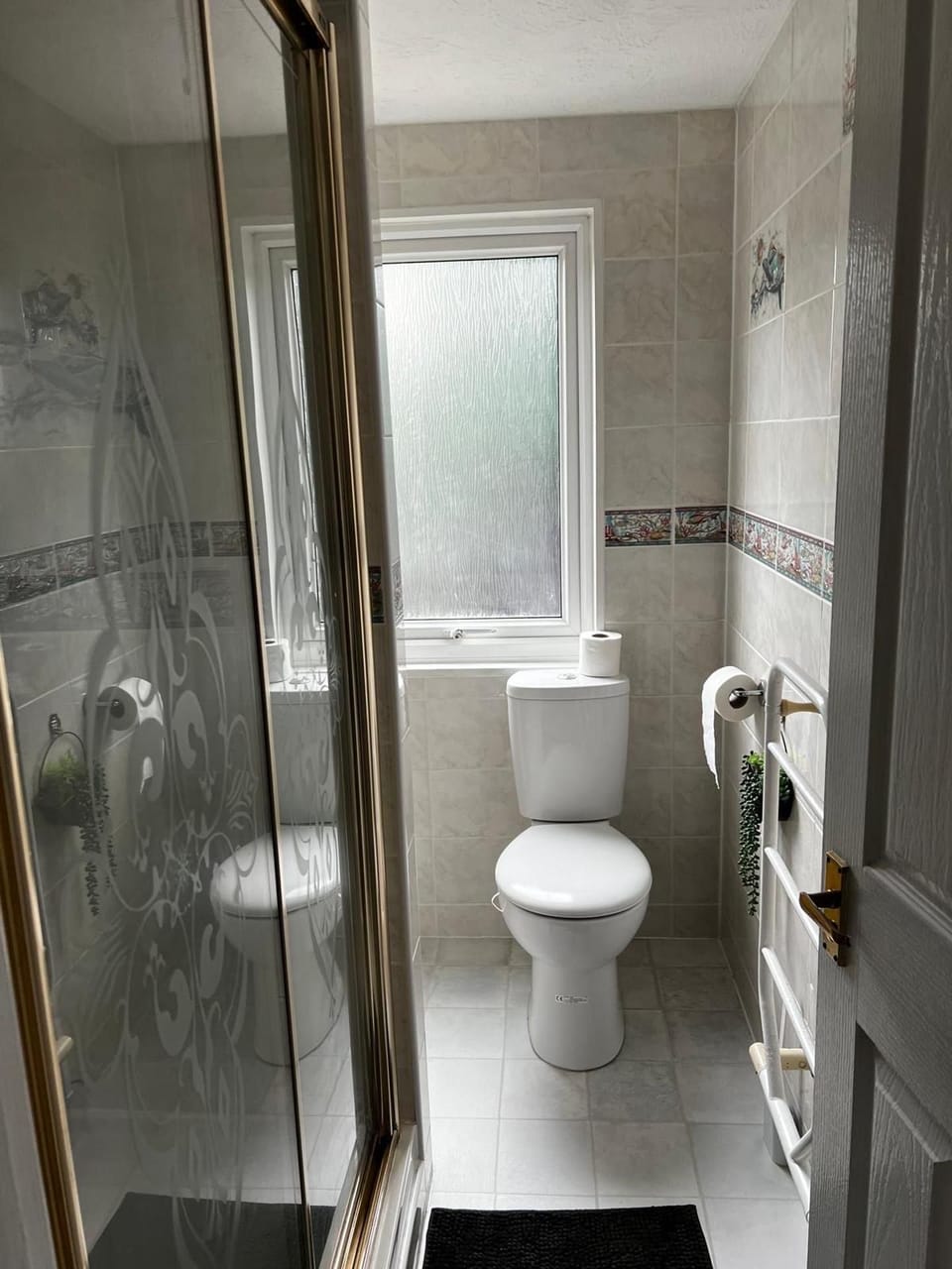 Spacious 4 Bedroom House Parking Wifi House in Bridgend
