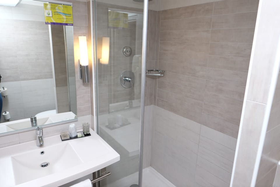 Duplex | Bathroom | Shower, free toiletries, hair dryer, towels