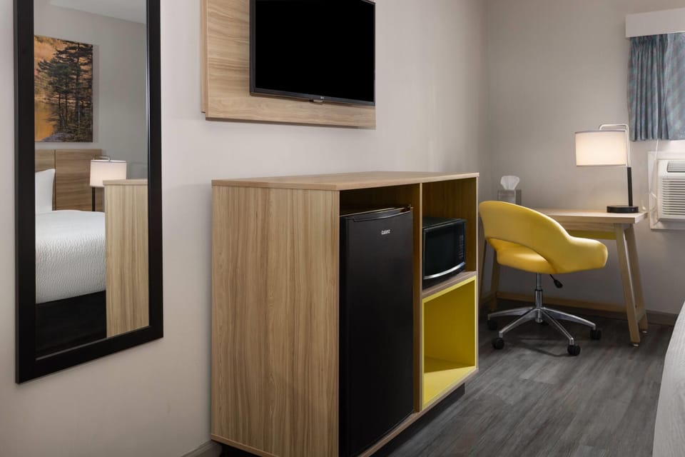 Room, 1 King Bed, Hearing Accessible, Non Smoking (Mobility/hearing, Roll-in Shower) | Desk, laptop workspace, iron/ironing board (on request), WiFi (free)
