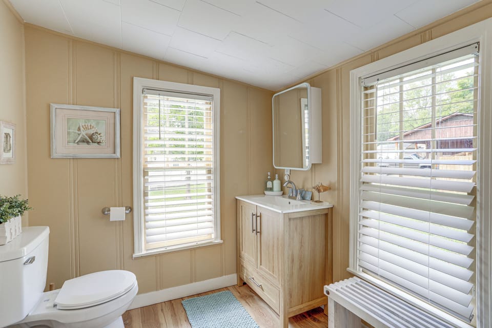 Stroll to Town Square! Mountain View Retreat Cottage in Mountain View
