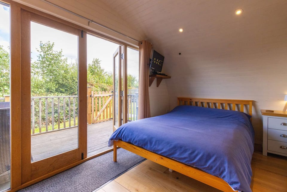 Cosy Glamping Pod Near Garth With River Views Apartment in Treflys