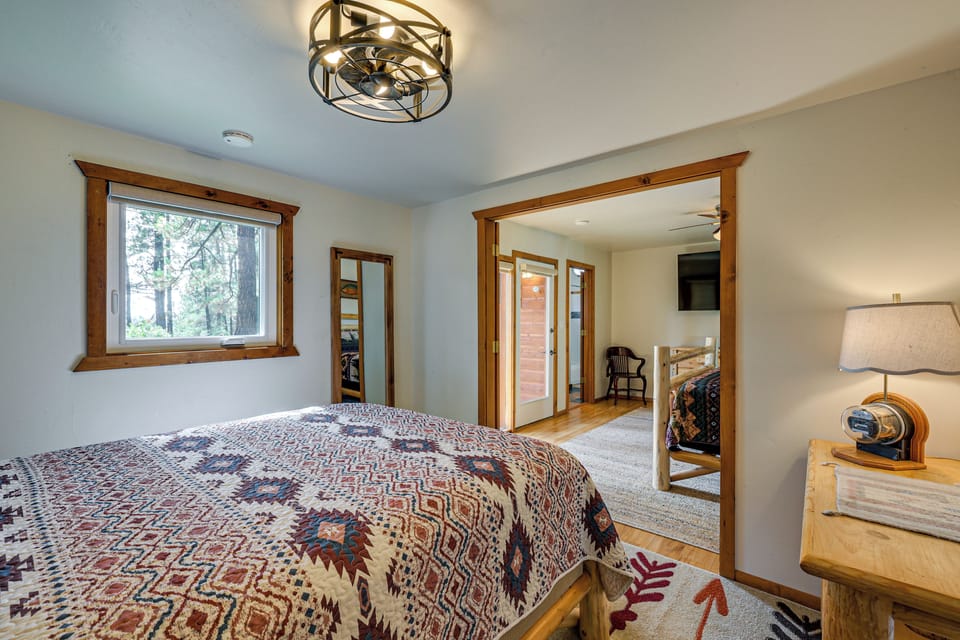Ski, Soak & Play at Littlefoot Cabin w/ Game Room Cottage in Colorado