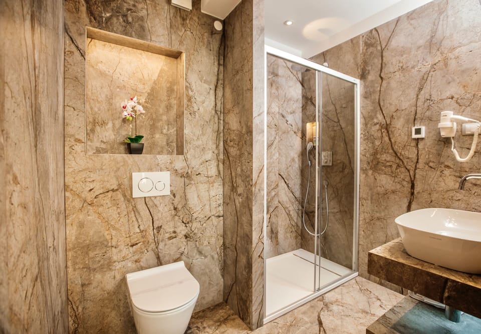 Superior Double or twin room Sea View | Bathroom | Shower, free toiletries, hair dryer, bathrobes