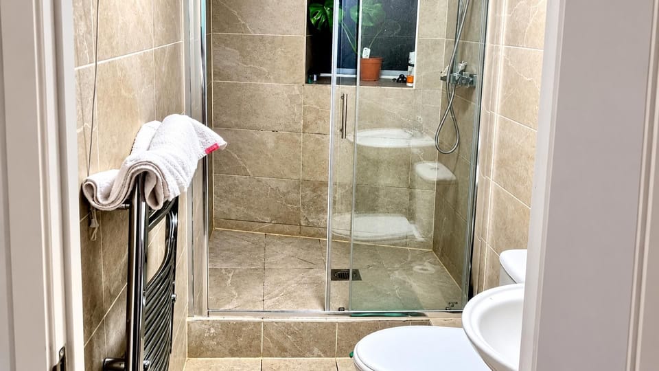 South West London 2-bed Apt, Sleeps 6 w/ Parking Apartment in Isleworth