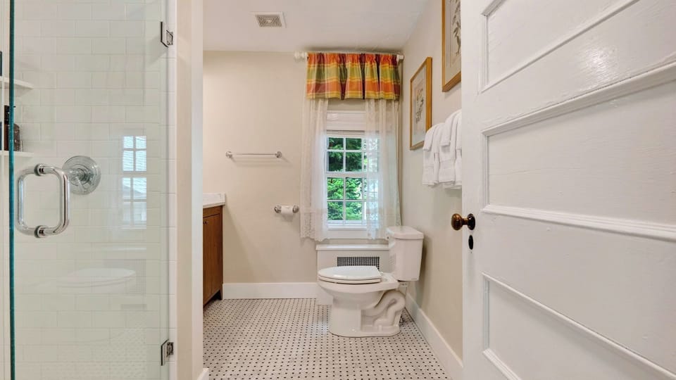 Preston House by Avantstay Book-lined Library + Sunroom + Dining for 8 Near Hiking Trails + Metro-north Cottage in Hudson Valley