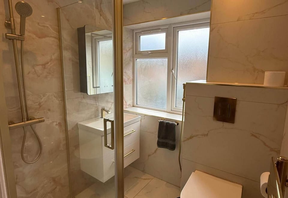 5 Bed Home - Contractors & Professionals - Wifi House in Luton