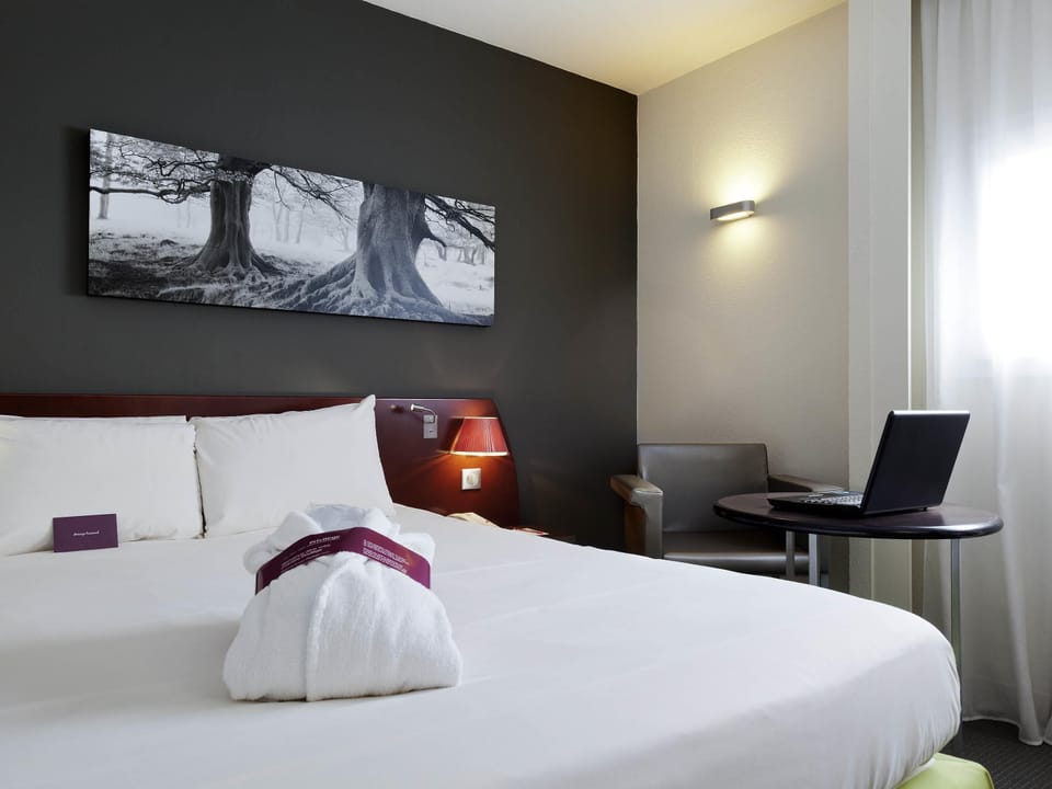 Privilege, Superior Room, 1 Double Bed | Premium bedding, in-room safe, desk, blackout drapes