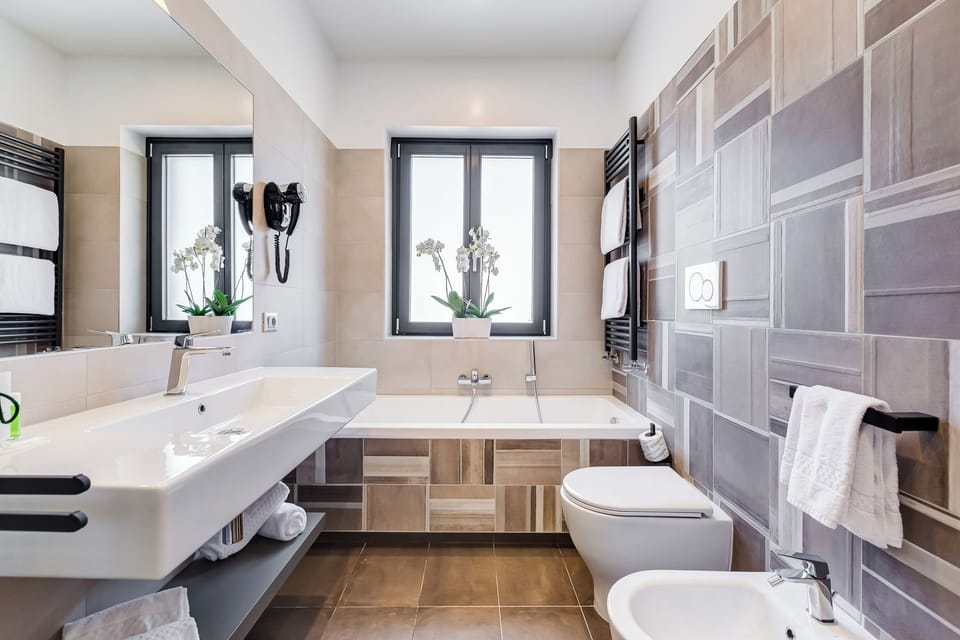 Superior Double Room | Bathroom | Free toiletries, hair dryer, towels