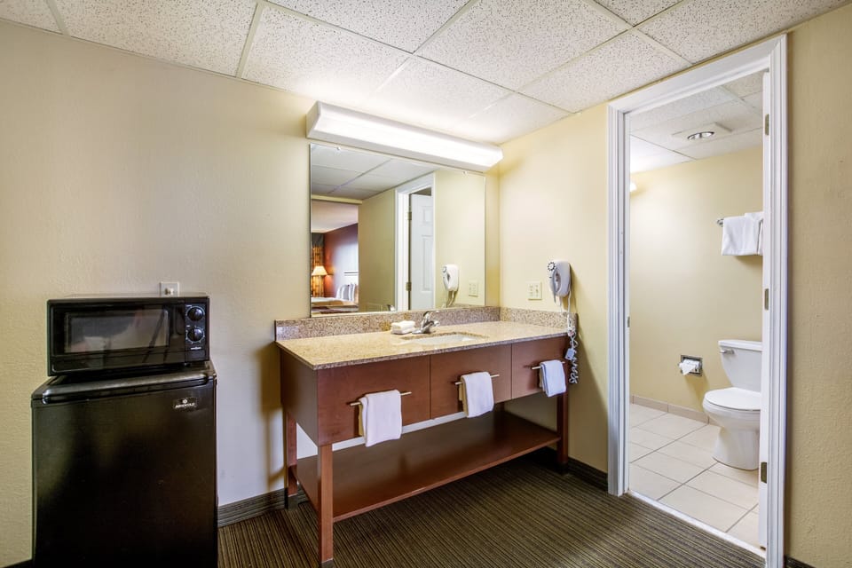 Deluxe Room, 2 Double Beds, Non Smoking | Bathroom | Combined shower/tub, free toiletries, hair dryer, towels