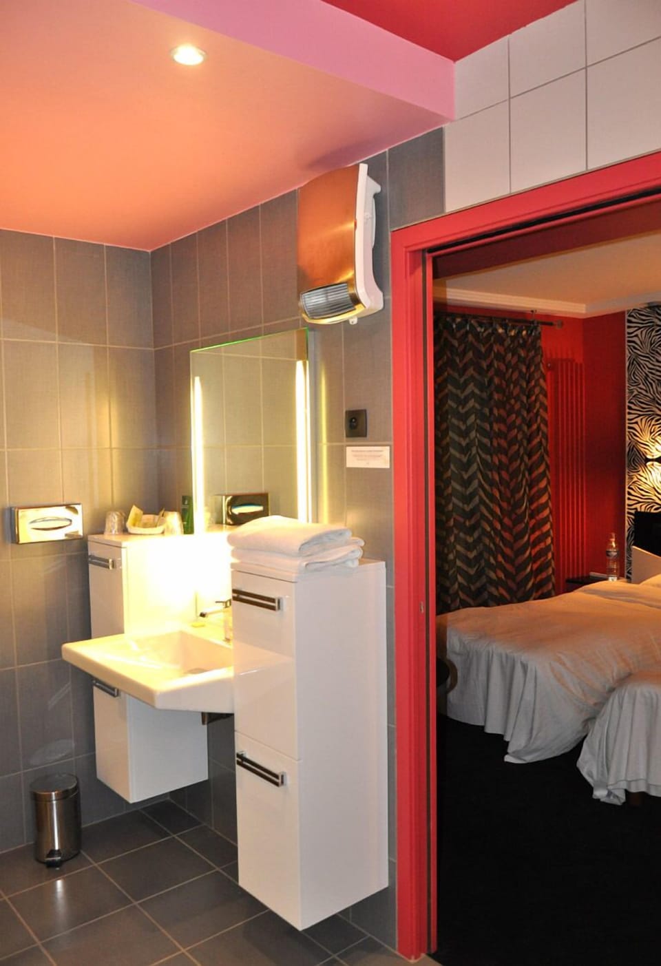 Superior Double Room | Bathroom | Rainfall showerhead, hair dryer, towels