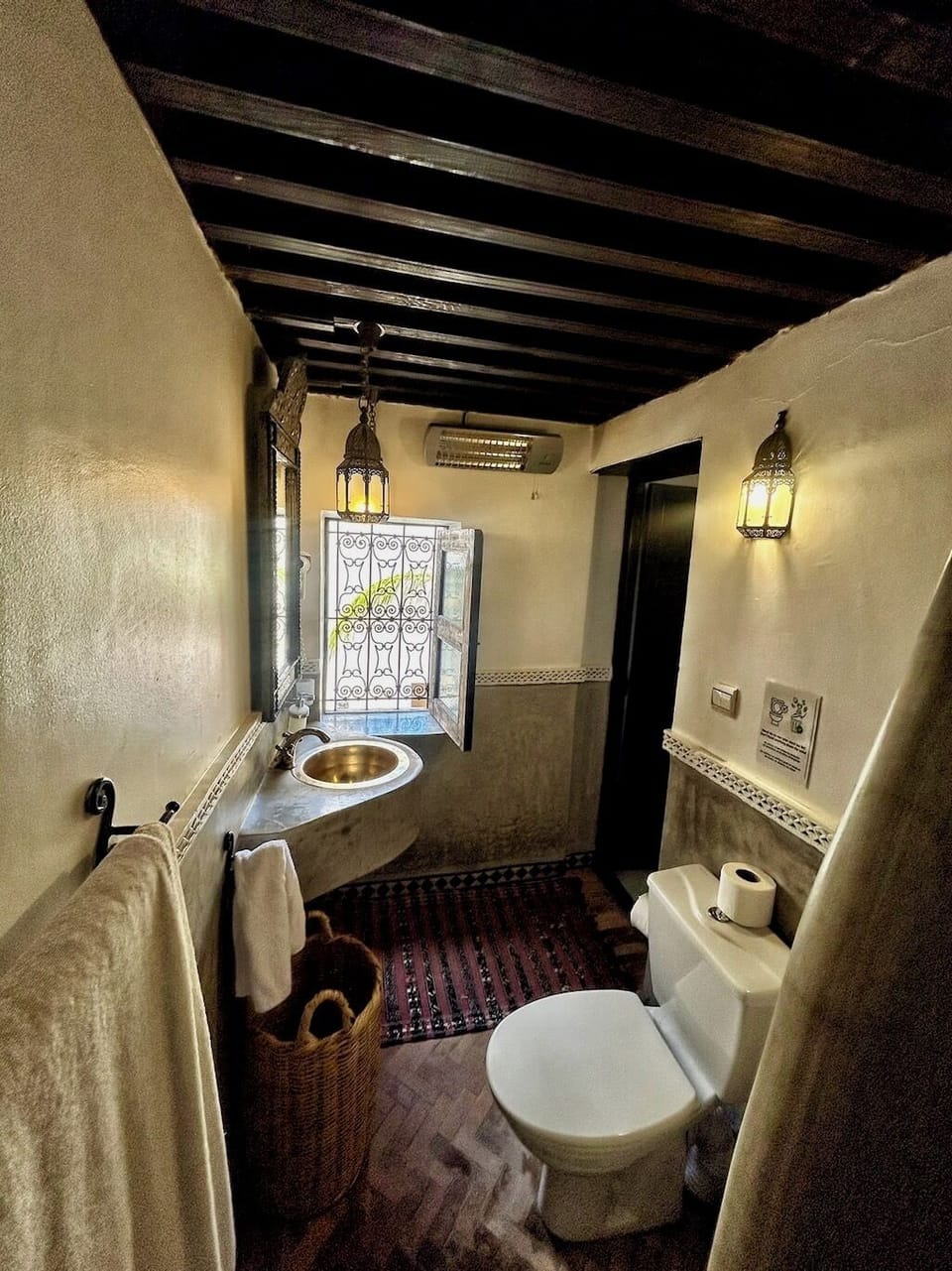 Double Room (Marrakech) | Bathroom | Free toiletries, hair dryer, bathrobes, towels