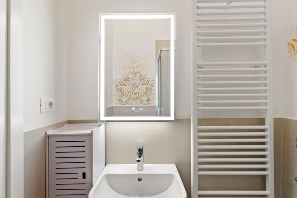 Tiffany - Netflix, Disney, per 8pp con Garage Box Apartment in Trieste