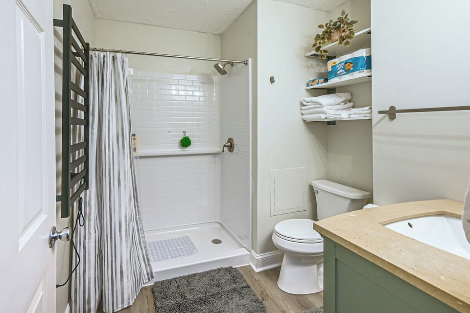 Modern 1br: Queen Bed, Coffee Bar & Walkin Shower Apartment in Parkersburg
