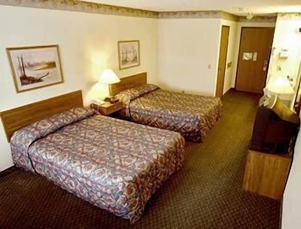 Desk, iron/ironing board (on request), WiFi (free), bed sheets