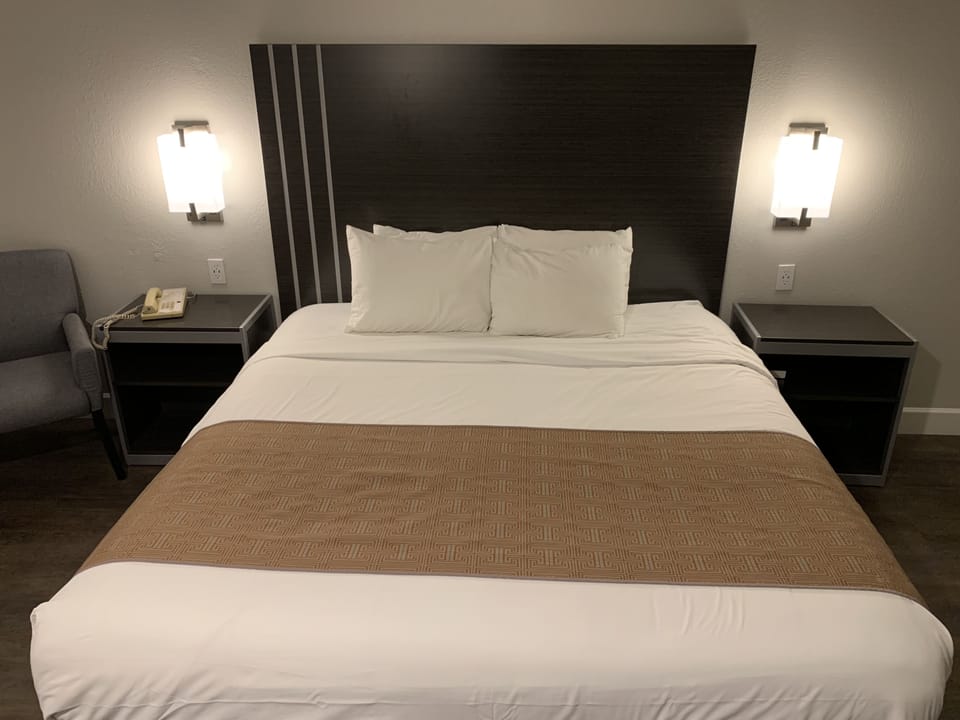 Room, 1 Queen Bed | Premium bedding, desk, blackout drapes, iron/ironing board