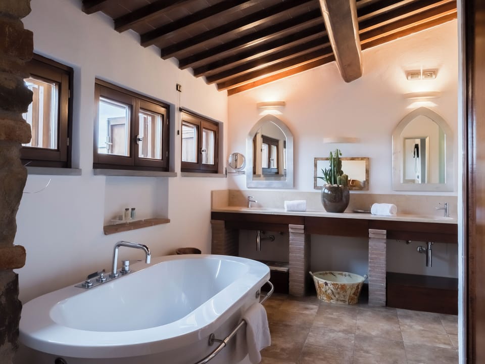 Hydromassage showerhead, free toiletries, hair dryer, slippers