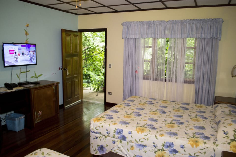 Double Room | Minibar, in-room safe, desk, rollaway beds