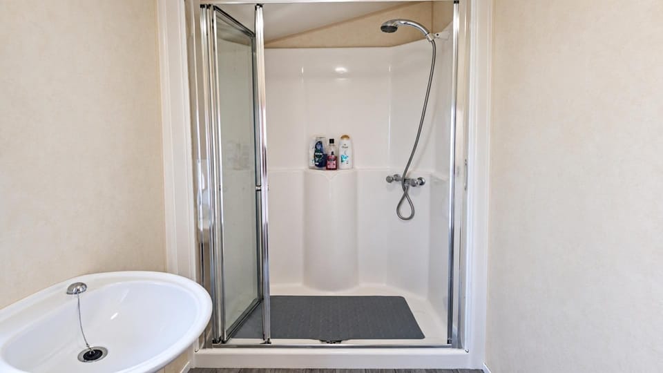 Ingoldmells 2-bed Cabin, Sleeps 6 With Parking Cabin in Ingoldmells