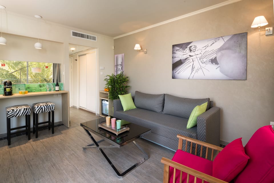Superior Suite | Minibar, in-room safe, desk, blackout drapes