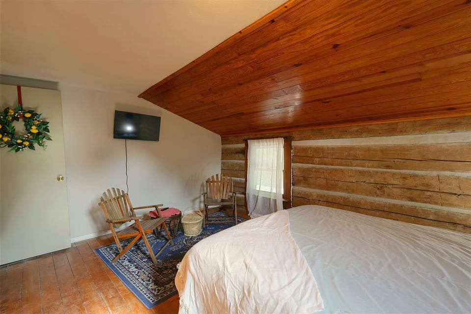Hot Tub & River Views! Elizabeth Cabin on 10 Acres Cottage in West Virginia