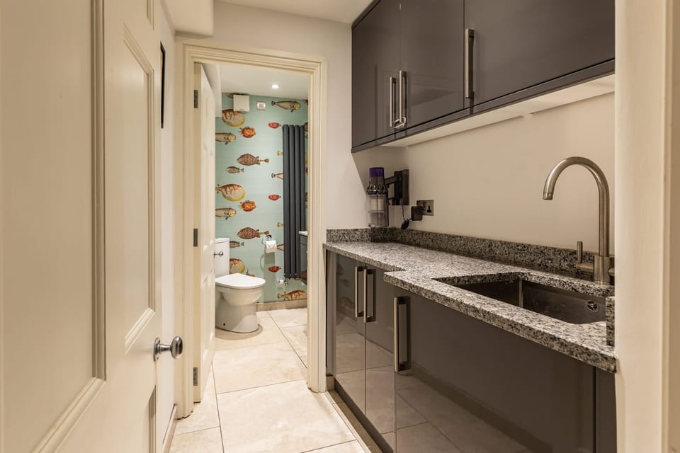 Central Townhouse With Walled Garden Parking Apartment in Bath