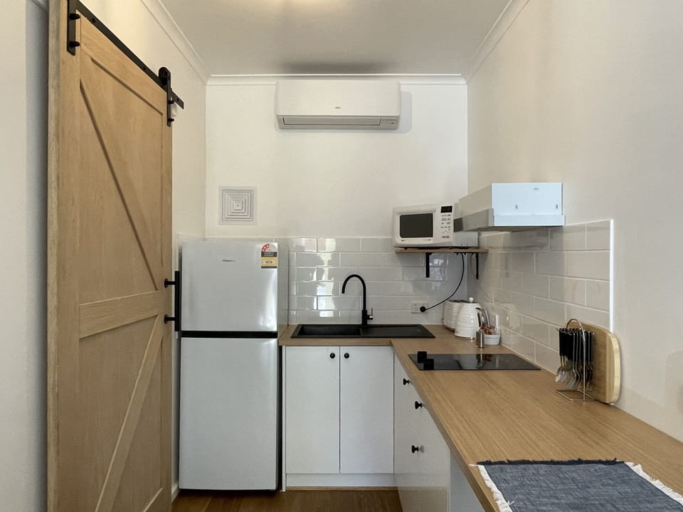 Studio | Private kitchen | Mini-fridge, microwave, electric kettle, toaster