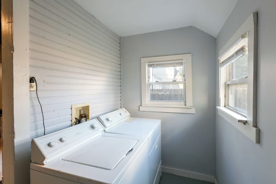 Dayton 2-unit Getaway Near UD & Oregon District Cottage in Dayton