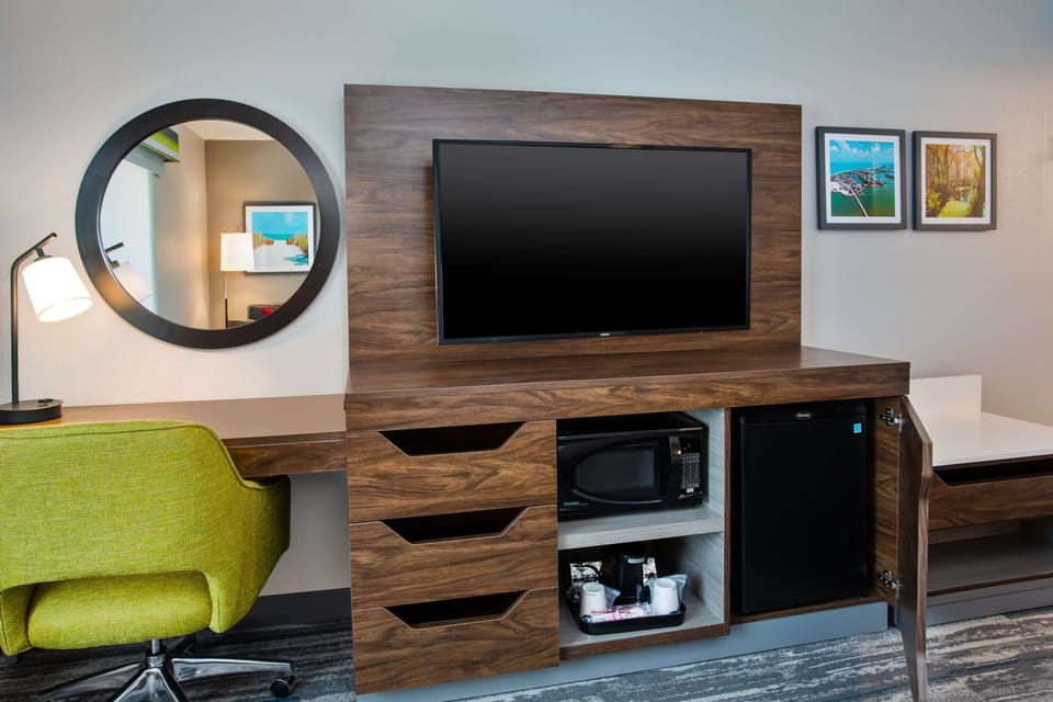 Premium bedding, in-room safe, desk, laptop workspace