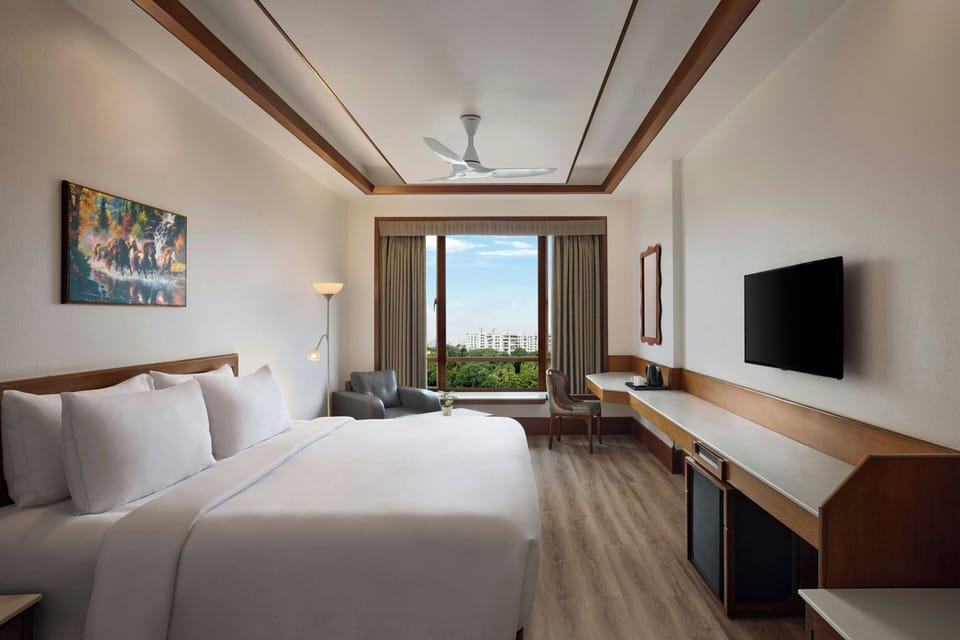 Classic Room, 1 King Bed, City View | Minibar, in-room safe, desk, iron/ironing board