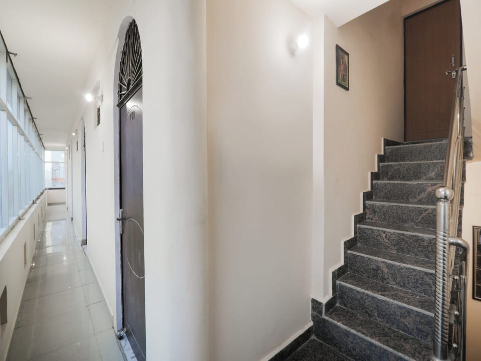 Hotel O Aastha Near Chaudhary Charan Hotel in Lucknow
