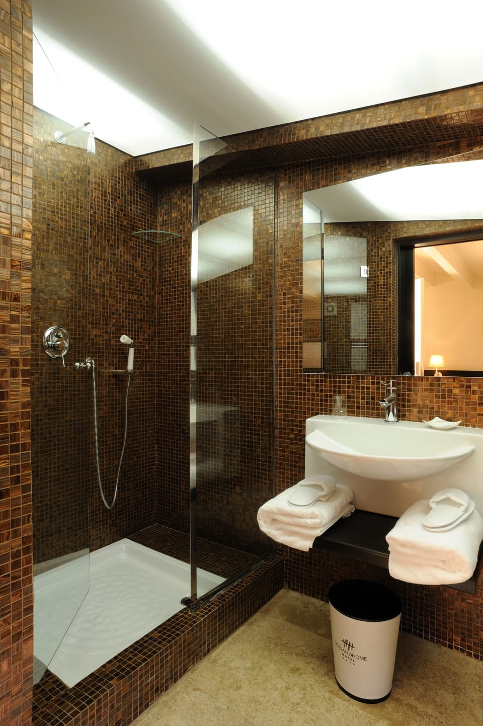 Deluxe Double or Twin Room | Bathroom | Combined shower/tub, free toiletries, hair dryer, slippers