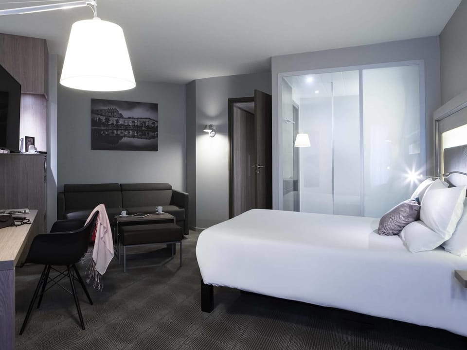 Executive Double Room, 1 Queen Bed with Sofa bed | Premium bedding, in-room safe, desk, blackout drapes