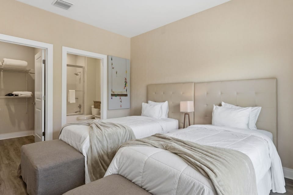 4 Suites Near Disney Patio Grill & Balcony Villa in Bay Lake