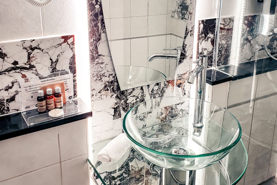 Deluxe Double Room | Bathroom | Combined shower/tub, free toiletries, hair dryer, bathrobes