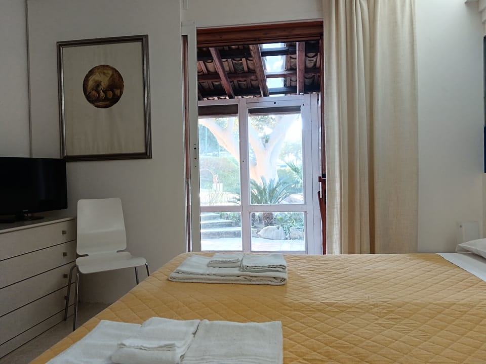 Classic Double Room | Individually decorated, free WiFi, bed sheets